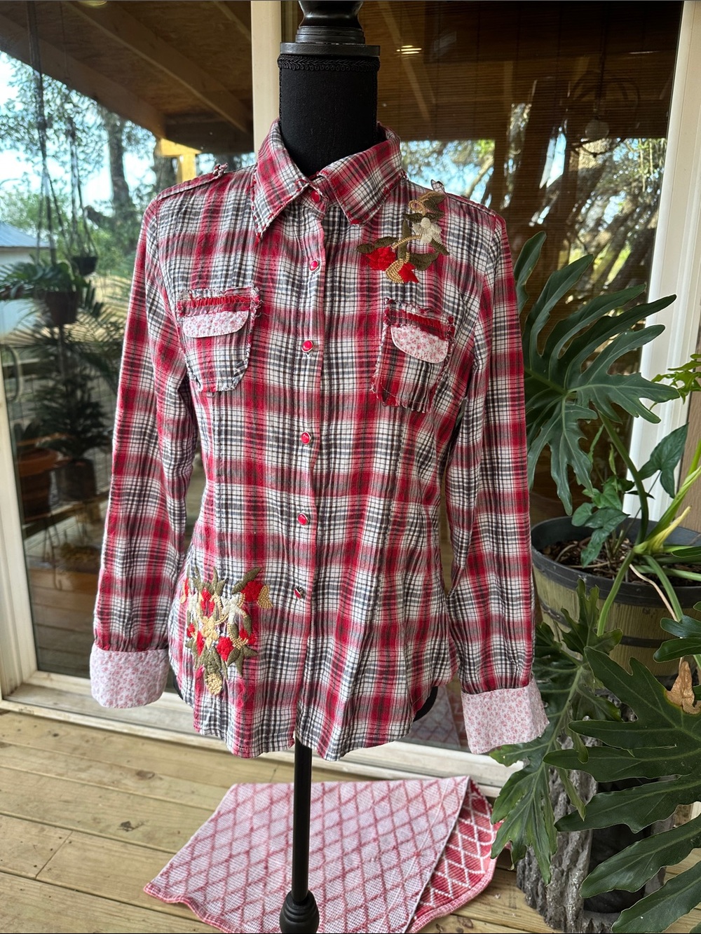 Plaid Button-Front Girls' Shirt with Floral Embroidery - Red